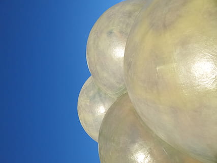 bollar, klunga, modern, konst, blå, himmel, klick, fyra, arkitektur, form, organisk, ägg, inget folk, natur, klar himmel, utomhus, dag, lågvinkelvy, närbild, solljus, konst och hantverk, kopiera utrymme, skinande, religion, utforskning, sfär, andlighet, solig, tro, silverfärgad, explosiv, 5K, CC0, offentligt domän, royaltyfria