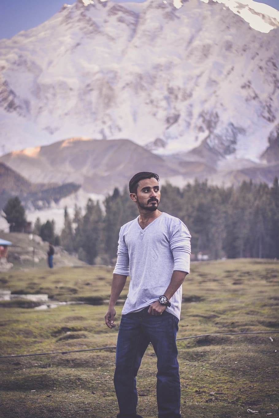 uomo, grigio, v-collo, a maniche lunghe, camicia, blu, jeans, dietro a, bianca, montagna, barba, corpo, nuvole, luce del giorno, giorno, ambiente, moda, erba, verde, alto, escursione, escursioni a piedi, paesaggio, natura, all'aperto, parco, persone, persona, rocce, panoramico, cielo, la neve, alberi, giovani uomini, una persona, giovane adulto, vista frontale, in piedi, attività di svago, guardando la fotocamera, persone reali, ritratto, stili di vita, abbigliamento casual, tre quarti, scenics - natura, concentrarsi sulle conoscenze acquisite, terra, 5K
