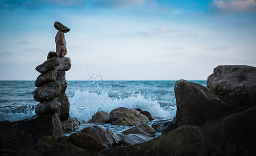 Wasser trifft Felsen, Rock, Wasser, Stapel, Stein, Spritzen, Welle, Meer, Ozean, Küste, Ufer, Landschaft, blauer Himmel, draußen, Natur, Motivation, Himmel, Strand, Entspannen Sie Sich, solide, Rock - Objekt, Horizont über Wasser, Horizont, Schönheit in der Natur, Land, Szenen - Natur, keine Leute, Ruhe, wolke - himmel, ruhige Szene, Kieselstein, 5K, CC0, gemeinfrei, lizenzfrei