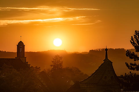 solnedgang, natur, by, baggrundsbelysning, sollys, sol, orange, murværk, silhuet, slot, basilika, gammel, lys og skygge, efterår, atmosfærisk, skumring, tusmørke, mystisk, arkitektur, bygget struktur, bygning udvendig, himmel, bygning, religion, rejsemål, tro, orange farve, spiritualitet, sted for tilbedelse, fortiden, tårn, historie, rejse, ingen mennesker, udendørs, Spir, 5K, CC0, offentligt domæne, royaltyfrie