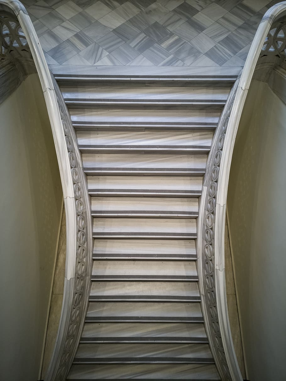 escales, marbre, marbres, ciutat, vell, edifici, bonic, terme, art, data, viatjar, urbà, a l'interior, escala, arquitectura, passos i escales, cap gent, barana, vista d’angle baix, patró, sostre, buit, dia, modern, direcció, metall, absència, estructura construïda, directament a sobre, el camí a seguir, forma, 5K