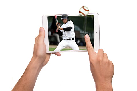 mayor, liga, béisbol, tableta, 3d, electrónico, objeto, toque, pantalla, tecnología, participación, mano, una persona, comunicación, Fondo blanco, tecnología inalámbrica, adulto, foto de estudio, mano humana, separar, parte del cuerpo humano, pantalla táctil, dispositivo de información portátil, hombres, adulto joven, adentro, vista frontal, 5K, CC0, dominio público, libre de derechos