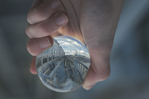 persoon, bezit, duidelijk, glazen decor, bal, kogelvormige, vervagen, conceptuele, tonen, fabriek, glas, hand-, industrieel, man, outdoor uitdaging, buitenshuis, reflectie, bolvormig, technologie, ondersteboven, menselijk lichaamsdeel, menselijke hand, financiën, een persoon, detailopname, bedrijf, rijkdom, valuta, spaargeld, lichaamsdeel, glas - materiaal, dag, investering, munt, menselijke vinger, transparant, vinger, verantwoordelijkheid, waardevolle edelsteen, wereld binnen handbereik, 5K, CC0, publiek domein, royaltyvrij