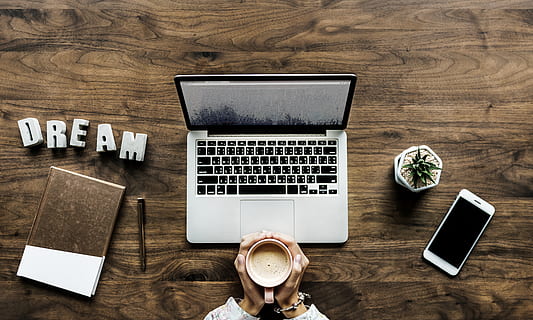 macbook, pró, mesa, bebida, café, flatlay, computador portátil, caneca, caderno, caneta, plantar, trabalho remoto, tela, Smartphone, comunicação, tecnologia, tecnologia sem fio, madeira - material, conexão, computador, dispositivo de informação portátil, celular, diretamente acima, visão de alto ângulo, dentro de casa, tela do dispositivo, portabilidade, tela sensível ao toque, ninguém, usando laptop, teclado, 5K, CC0, domínio público, royalty free