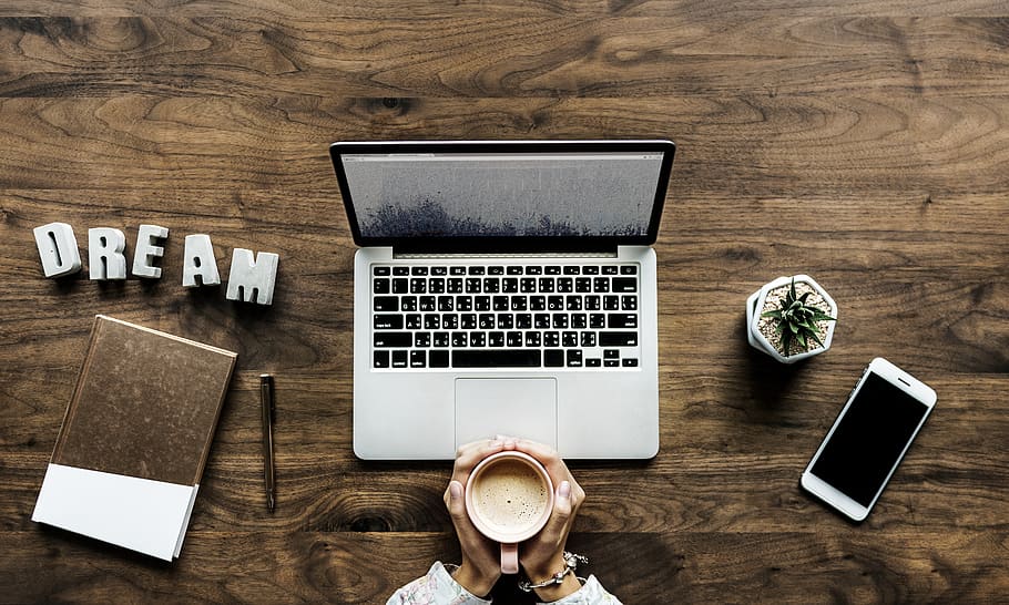 MacBook, pro, escriptori, begudes, cafè, beure, flatlay, portàtil, tassa, quadern, bolígraf, planta, treball remot, pantalla, smartphone, comunicació, tecnologia, tecnologia sense fils, taula, material de fusta, connexió, ordinador, dispositiu d’informació portàtil, telèfon mòbil, directament a sobre, telèfon intel·ligent, vista d’angle alt, a l'interior, pantalla del dispositiu, portabilitat, pantalla tàctil, cap gent, usant portàtil, teclat, 5K
