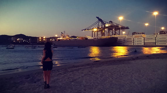 Colombia, santa marta, acqua, illuminato, cielo, mare, spiaggia, architettura, notte, terra, persone reali, natura, una persona, struttura costruita, stili di vita, macchinario, nave nautica, mezzi di trasporto, lunghezza intera, donne, in piedi, luce, 2K, CC0, dominio pubblico, privo di copyright