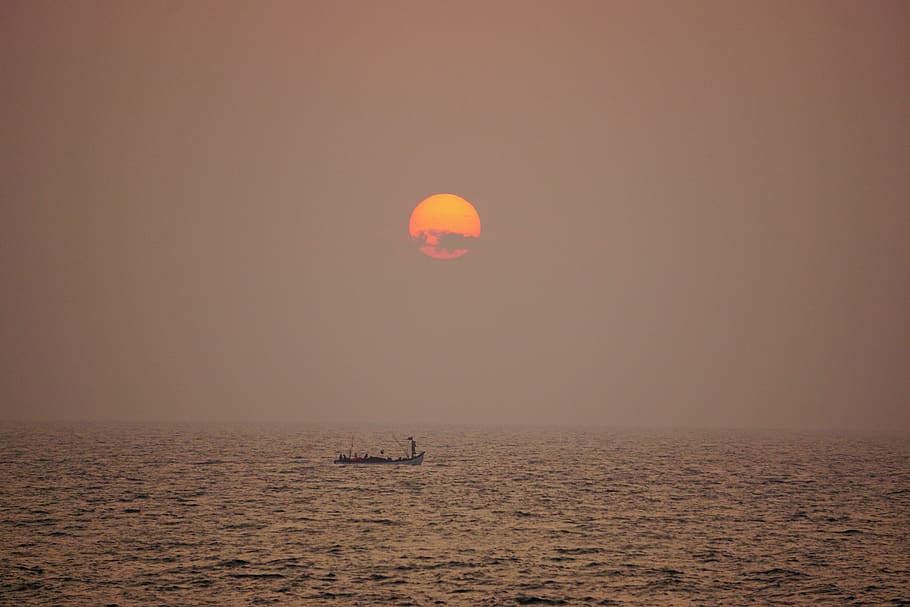 Indien, goa, Sonnenuntergang, Meer, Wasser, Himmel, Wasserfahrzeug, Transport, Horizont über Wasser, Horizont, Transportmittel, Sonne, Szenen - Natur, ruhige Szene, Natur, Ruhe, Schönheit in der Natur, orange Farbe, Silhouette, Reise, idyllisch, draußen, Passagierfahrzeuge, Freizeitboot, Segelboot, 5K
