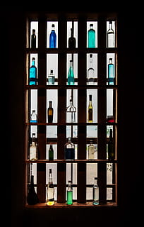 geassorteerd, drankfles veel, binnenshuis, geen mensen, glas - materiaal, venster, houder, plank, fles, multi gekleurd, variatie, glas, keuze, architectuur, gebouw, Open, grote groep objecten, donker, alcohol, detailopname, transparant, zwarte achtergrond, 8K, CC0, publiek domein, royaltyvrij