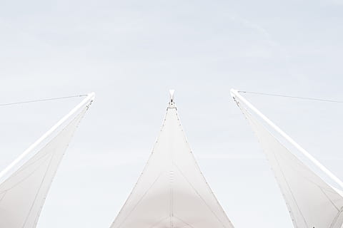 Weiß, abstrakt, Himmel, Flachwinkelansicht, die Architektur, Transport, gebaute Struktur, Natur, keine Leute, Tag, Transportmittel, Reise, draußen, klarer Himmel, weiße Farbe, große Höhe, kopieren sie platz, Gebäudehülle, Sonnenlicht, Segelboot, Mast, Verbindung, 5K, CC0, gemeinfrei, lizenzfrei