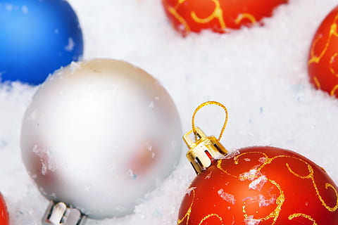 fons, pilota, bauble, celebració, Nadal, color, decoració, regal, festa, alegre, ornament, esfera, vibrant, yule, esdeveniment, primer pla, adorn de Nadal, cap gent, vermell, a l'interior, decoració de Nadal, neu, tir de l'estudi, brillant, emoció, hivern, naturalesa, temperatura de fred, emoció positiva, 4K, CC0, domini públic, lliure de regalies