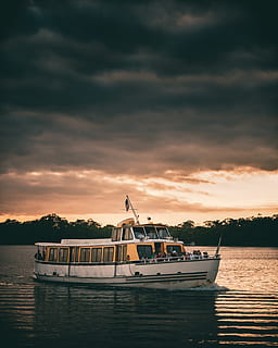 Weiß, Boot, wolkig, Himmel, Wasserfahrzeug, wolke - himmel, Transport, Transportmittel, Wasser, Sonnenuntergang, Meer, Natur, Schönheit in der Natur, Ufergegend, keine Leute, Segeln, Reise, draußen, Szenen - Natur, bedeckt, festgemacht, Dramatischer Himmel, Passagierfahrzeuge, Fischerboot, Yacht, 2K, CC0, gemeinfrei, lizenzfrei