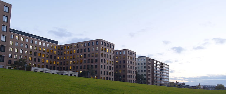 berlijn, Sony Center, buitenkant van het gebouw, ingebouwde structuur, architectuur, hemel, stad, gebouw, natuur, woonwijk, wolk - lucht, appartement, geen mensen, buitenshuis, gras, milieu, lage hoekweergave, dag, bouwindustrie, modern, venster, luxe, 2K, CC0, publiek domein, royaltyvrij