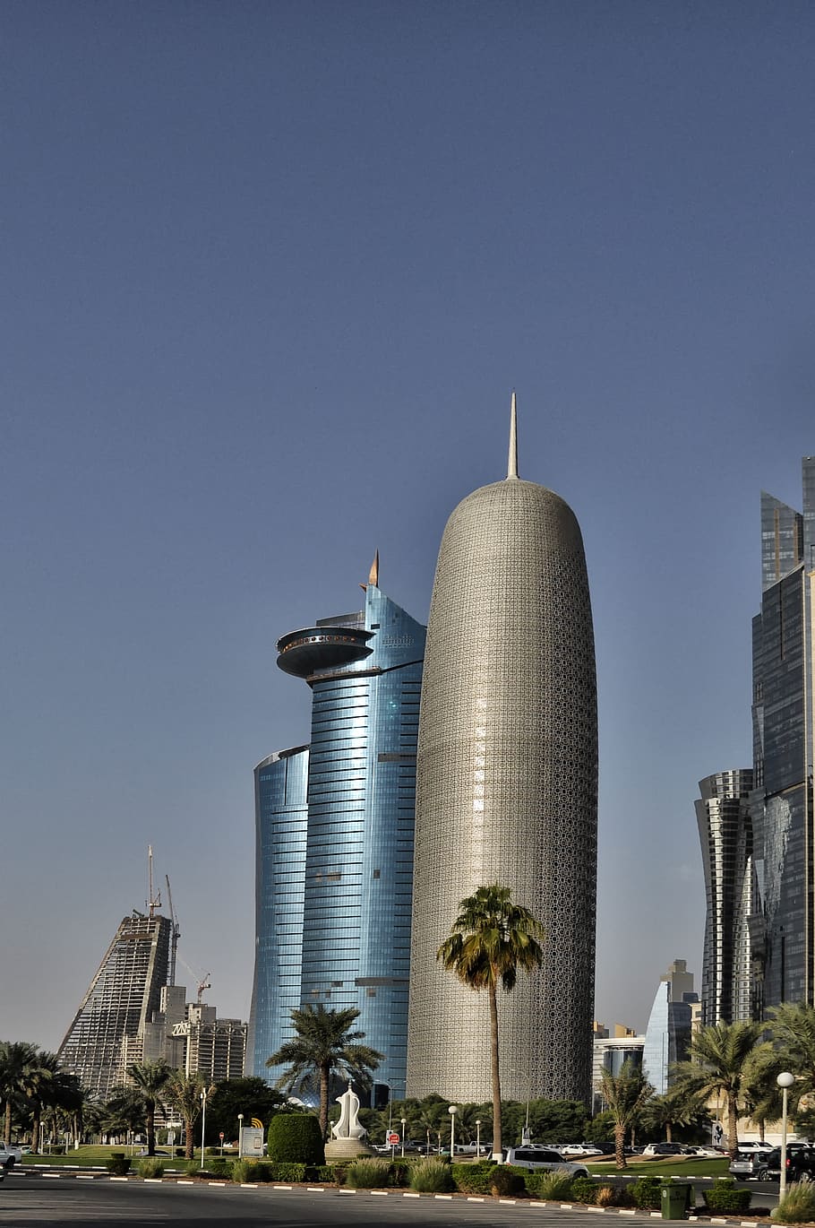 qatar, doha, arquitectura, viatjar, golf, cel, horitzó, aigua, paisatge, àrab, paisatge urbà, exterior de l'edifici, estructura construïda, ciutat, edifici, exterior d’edifici d’oficines, gratacels, naturalesa, cel clar, modern, alta - alta, torre, destinacions de viatge, dia, cap gent, planta, oficina, a l'aire lliure, arbre, fletxa, districte financer, 4K