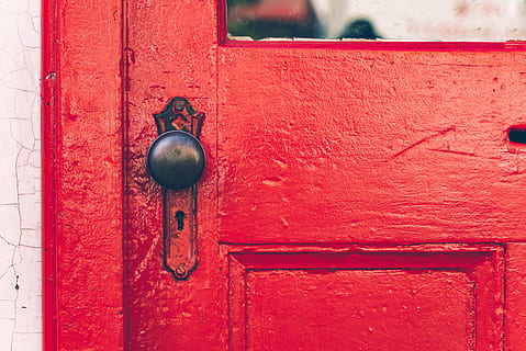 porta, rosso, iscrizione, porta rossa, strada, maniglia, minimalismo, vecchio, rustico, struttura, Entrata, buco della serratura, di legno, nessuno, sicurezza, avvicinamento, giorno, protezione, architettura, metallo, struttura costruita, legno - materiale, pomello, serratura, chiuso, fotogramma intero, all'aperto, esterno dell'edificio, sfondi, chiavistello, 5K, CC0, dominio pubblico, privo di copyright