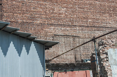 bygning, væg, industrikvarter, mursten, gammel, historie, landskab, arkitektur, bygget struktur, bygning udvendig, murstens væg, murbygningsfunktion, dag, ingen mennesker, lav vinkel visning, sollys, natur, tag, udendørs, mønster, boligområde, hus, trappe, tagsten, 4K, CC0, offentligt domæne, royaltyfrie