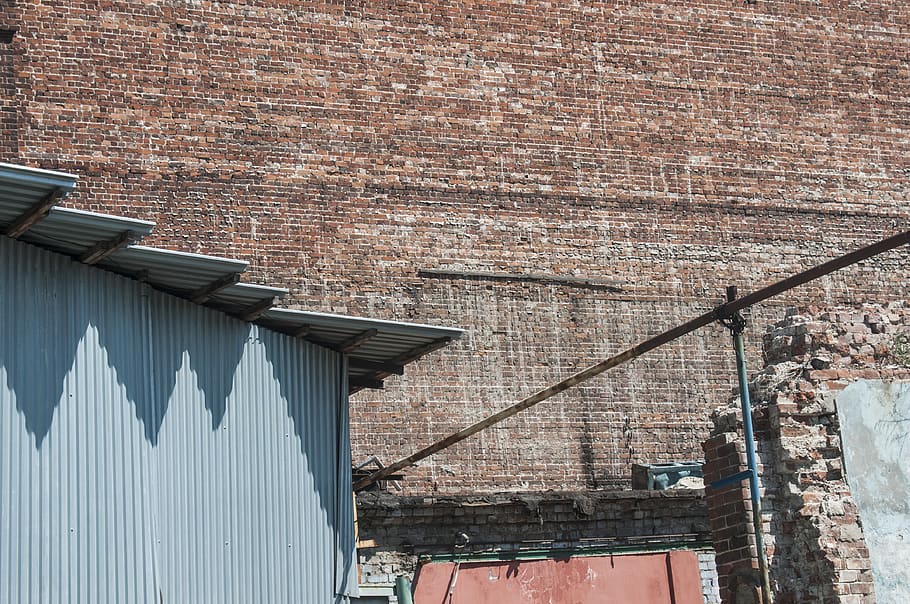 bygning, væg, industrikvarter, mursten, gammel, historie, landskab, arkitektur, bygget struktur, bygning udvendig, murstens væg, murbygningsfunktion, dag, ingen mennesker, lav vinkel visning, sollys, natur, tag, udendørs, mønster, boligområde, hus, trappe, tagsten, 4K