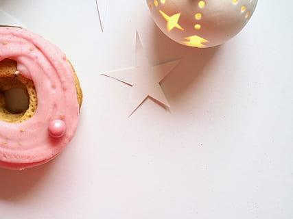 stjerne, skrive, blog, bakgrunn, minimal, enkel, lys, bauble, kake, matbit, spise, behandle, glasur, hvit, mat, yum, rosa, smultring, innendørs, mat og Drikke, stilleben, ingen folk, nærbilde, papir, høy vinkel visning, bord, rosa farge, kopiere plass, studio skudd, usunn mat, søt, overbærenhet, feiring, bakt, hull, fristelse, 4K, CC0, offentlig domene, opphavsrett gratis