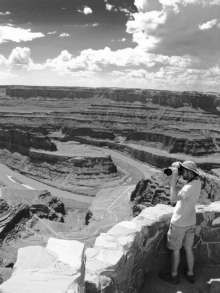home, de peu, celebració, càmera, grand, foto de canyon en escala de grisos, àrid, blanc i negre, núvols, la llum del dia, durant el dia, desert, sec, erosió, paisatge, muntanyes, a l'aire lliure, persona, fotògraf, formacions rocoses, roques, escènic, prendre fotos, vista, aigua, persones reals, una persona, medi ambient, cel, núvol - cel, estils de vida, bellesa a la natura, activitat d'oci, dia, naturalesa, fotografiar, escenics - natura, temes de fotografia, tecnologia, longitud completa, adult, tranquil·litat, 2K