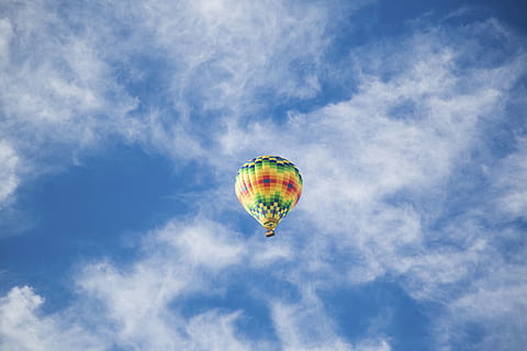 alam, pemandangan, awan, langit, parasut, udara, awan - langit, penerbangan, balon, di udara, multi-warna, biru, balon udara, kendaraan udara, angkutan, petualangan, tampilan sudut rendah, hari, kebebasan, tidak ada orang, di luar rumah, gerakan, angin, perjalanan, komposit digital, 5K, CC0, domain publik, bebas royalti