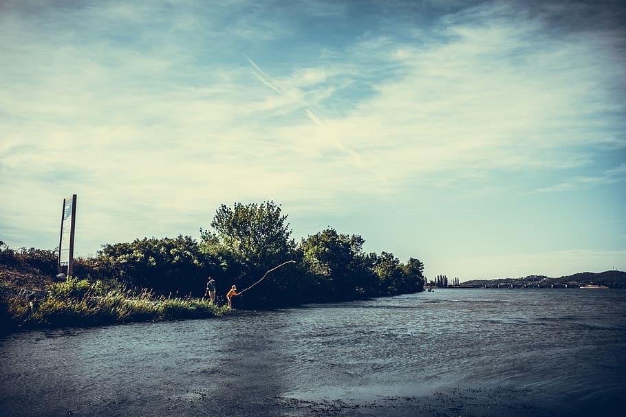 barn, børn, vand, træ, træer, blå, vind, hvid, flod, fiskeri, Frankrig, to, Europa, sommer, sommer wallpapers, rejse, ferie, livsstil, himmel, plante, sky - himmel, natur, skønhed i naturen, scenics - natur, ro, ingen mennesker, dag, rolig scene, havnefronten, sø, udendørs, vækst, ikke-urbane scene, miljø, dampspor, 4K