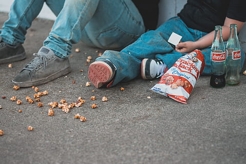 blå bukser, human, person, mennesker, sneaker, koks, Forenede Stater, Wawaka, fodtøj, sko, tøj, drikke, drik, mad, popcorn, by-, CocaCola, træner, streetwear, skater, lavt afsnit, rigtige mennesker, dag, livsstil, herrer, meddelelse, kropsdel, menneskelig kropsdel, menneskelige ben, afslappet tøj, selektiv fokusering, mobiltelefon, udendørs, sidder, bedrift, smart telefon, fritidsaktivitet, jeans, 5K, CC0, offentligt domæne, royaltyfrie