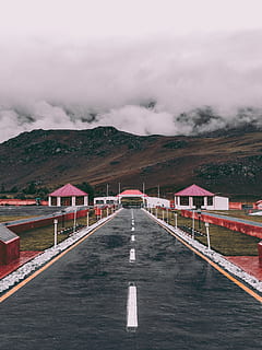 strada vuota, montagna, strada, viaggio, nuvola - cielo, cielo, architettura, mezzi di trasporto, direzione, struttura costruita, nessuno, la strada davanti, esterno dell'edificio, cartello, natura, catena montuosa, scenics - natura, giorno, bellezza nella natura, simbolo, segnaletica stradale, montagna innevata, 4K, CC0, dominio pubblico, privo di copyright