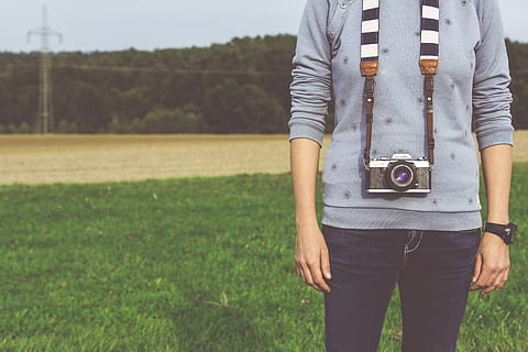 Mann, Stehen, Tragen, DSLR-Kamera, tagsüber, Kamera, klassisch, Nahansicht, kreativ, Tageslicht, dslr, Ausrüstung, Mode, Gras, Landschaft, Freizeit, Linse, Minolta, Park, Foto, Fotograf, Fotografie, Stil, Sommer-, Technologie, Jahrgang, Mittelteil, echte Menschen, eine Person, Pflanze, Legere Kleidung, Tag, Fokus auf den Vordergrund, Vorderansicht, Land, Feld, Natur, Freizeitbeschäftigung, Kamera - Fotoausrüstung, halten, Lebensstile, Fotografie-Themen, draußen, Digitalkamera, 5K, CC0, gemeinfrei, lizenzfrei