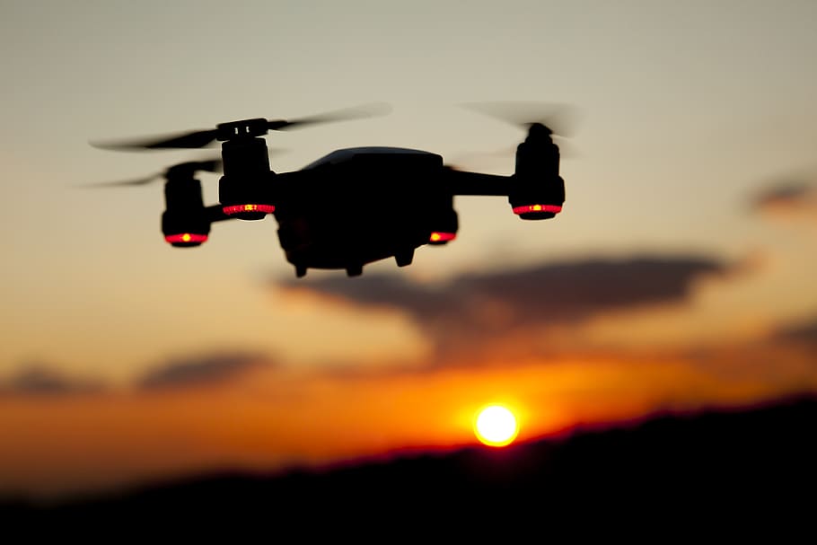 drone volant, retroil·luminat, càmera, alba, dji, espurna dji, drone, sortida del sol, posta de sol, cel, a l'aire, volant, transport, moviment, color taronja, manera de transport, vehicle aeri, en moviment, naturalesa, silueta, cap gent, avió, a l'aire lliure, centrar-se en primer pla, viatjar, sol, bellesa a la natura, il·luminat, 4K