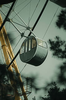 cabina della ruota panoramica, veicolo, mezzi di trasporto, funivia, parco, ruota panoramica, dettaglio, giro, struttura, Ferris, ruota, giusto, cabina, luce, ombra, cielo, silhouette, albero, flora, pianta, conifera, natura, Inquadratura dal basso, nessuno, giorno, trasparente, vetro - materiale, all'aperto, concentrarsi sulle conoscenze acquisite, architettura, struttura costruita, avvicinamento, finestra, esterno dell'edificio, riflessione, cavo, modo di trasporto, sospeso, 5K, CC0, dominio pubblico, privo di copyright