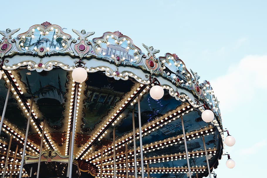 carrusel de cavalls, Parc d'atraccions, carrusel, llum, aranya, estiu, carnaval, brillant, recinte firal, diversió, neó, cel, llums, pa torrat a la francesa, menjar, pa, brindis, aloe, planta, passeig pel parc d’atraccions, cultura i entreteniment artístic, vista d’angle baix, equips d’il·luminació, cap gent, il·luminat, activitat d'oci, naturalesa, a l'aire lliure, arquitectura, estructura construïda, núvol - cel, metall, dia, primer pla, ornamentat, Festival, 5K
