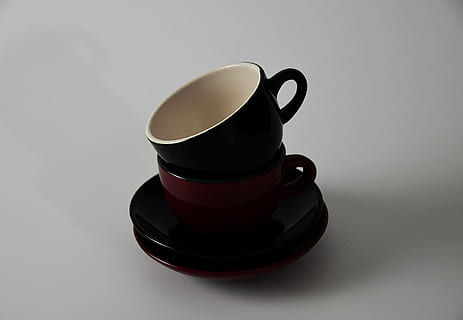 röd, svart, keramisk, muggar, köksutrustning, porslin, tefat, studio skott, dryck, inomhus, mat och dryck, råna, kopp, förfriskning, fortfarande liv, kaffe, fat, kaffekopp, vit bakgrund, närbild, kaffe - dryck, inget folk, te, te - varm dryck, högvinkelvy, varm dryck, te kopp, kaffekanna, 4K, CC0, offentligt domän, royaltyfria
