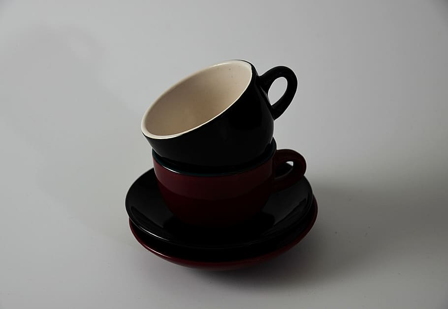 vermell, negre, ceràmica, tasses, estris de cuina, porcellana, plats, vaixella, tir de l'estudi, beure, a l'interior, menjar i beguda, tassa, refresc, natura morta, cafè, plat, tassa de cafè, fons blanc, primer pla, cafè - beguda, cap gent, te, te - beguda calenta, vista d’angle alt, beguda calenta, tassa de te, cafetera, 4K