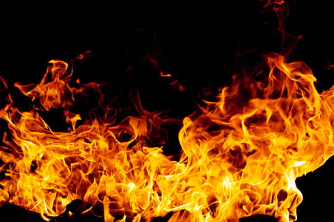 Feuer, Flamme, Hölle, Kochen, schwarz, brennen, Hitze, Detail, Nahansicht, Tapete, warm, Grill, Flammenzunge, lodernd, feurig, Lagerfeuer, brennbar, Verbrennung, Feuer - natürliches Phänomen, Hitze - Temperatur, rot, Gelb, Inferno, schwarzer Hintergrund, Zeichen, Bewegung, explodiert, Kommunikation, Funken, glühend, Warnschild, keine Leute, Natur, Bewegungsunschärfe, verbrannt, abstrakt, hell, hell erleuchtet, 2K, CC0, gemeinfrei, lizenzfrei