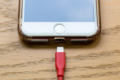 Pomme, iphone, La technologie, mobile, cellule, cellulaire, téléphone, téléphone intelligent, Bureau, la communication, affaires, écran, USB, câble, bouton d'accueil, écran tactile, lien, connecteur, dispositif, électronique, électricité, charge, recharger, batterie, rouge, table, à l'intérieur, personne, bois - matériau, dispositif d'information portable, Technologie sans fil, nature morte, fermer, objet unique, vue grand angle, couleur blanche, bleu, directement au-dessus, métal, journée, portable, blanc, 5K, CC0, domaine public, libre de droits