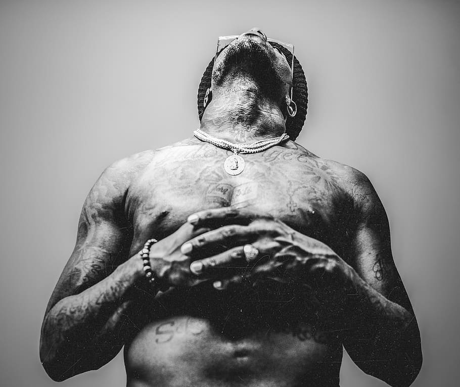 uomo rivolto verso l'alto, A petto nudo, una persona, girato in studio, in casa, adulto, uomini, dalla vita in su, adulto maturo, parte del corpo umano, parte del corpo, vista frontale, maschi, adulto senior, metà adulto, stili di vita, caratteristica della parete, uomini maturi, in piedi, volto oscurato, 4K