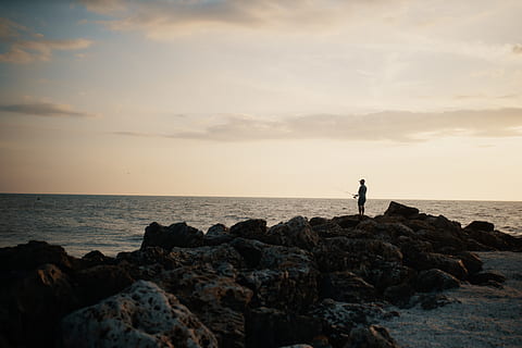 orang, kedudukan, berbatu, pantai, awan, Fajar, malam, penangkapan ikan, pemandangan, cahaya, man memancing, samudra, batu, laut, pemandangan laut, pantai laut, langit, badai, matahari, matahari terbenam, berselancar, air, batu - benda, cakrawala di atas air, horison, padat, scenics - alam, keindahan di alam, orang sungguhan, awan - langit, satu orang, tanah, gaya hidup, ketenangan, di luar rumah, lengan terangkat, 5K, CC0, domain publik, bebas royalti