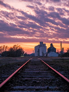 posta de sol, elevador de grans, ascensor, ferrocarril, pistes, cel, núvol - cel, pista, arquitectura, vies del ferrocarril, transport per ferrocarril, exterior de l'edifici, estructura construïda, naturalesa, transport, el camí a seguir, direcció, cap gent, perspectiva decreixent, edifici, bellesa a la natura, a l'aire lliure, ciutat, color taronja, nivell superficial, gratacels, 4K, CC0, domini públic, lliure de regalies