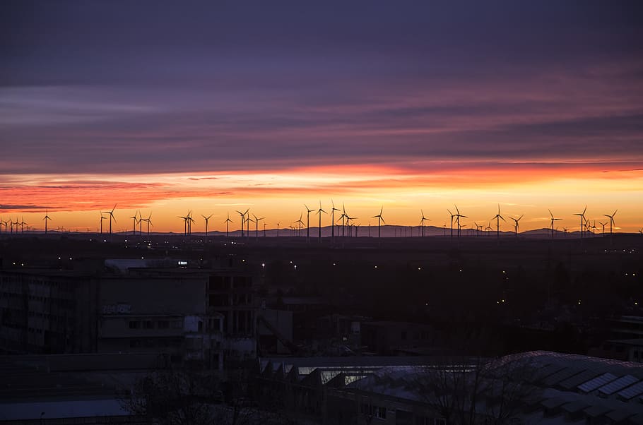 Sky, paradis, flod, sollys, turist, landskab, lys, træ, aften, naturskøn, daggry, sø, ferie, båd, orange, udendørs, rolig, mole, Bugt, bølge, himmel, solnedgang, brændstof og elproduktion, vedvarende energi, turbine, vindmølle, sky - himmel, vindkraft, miljøbeskyttelse, miljø, alternativ energi, natur, orange farve, arkitektur, skønhed i naturen, ingen mennesker, scenics - natur, teknologi, bygget struktur, bæredygtige ressourcer, Strømforsyning, romantisk himmel, 5K