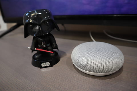 DarkSide, darth vader, google mini, asistent Google, tehnologie, masa, în interior, a închide, să se concentreze asupra primelor elemente, nici o persoana, natură moartă, arta culturii și divertismentului, comunicare, conexiune, echipament, culoare neagră, vedere în unghi mare, dispozitiv de intrare, sferă, muzică, iluminat, formă, Planeta Pământ, echipamente de calcul, accesoriu personal, 5K, CC0, domeniu public, fără drepturi de autor