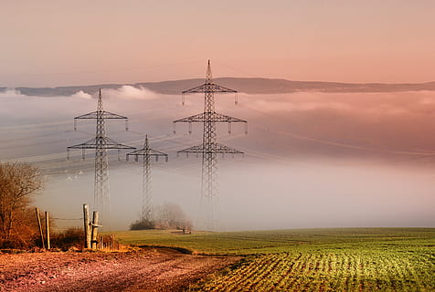 nebe, západ slunce, proud, strommast, stožáry, ocel, elektřina, spojení, mlha, opar, Příroda, sluneční paprsek, krajina, pole, pryč, pruh, ranní mlha, plot, hromada, plotu post, životní prostředí, paliva a energie, technologie, krása v přírodě, přistát, mrak - nebe, zemědělství, scenics - příroda, venkovské scény, nikdo, ochrany životního prostředí, zdroj napájení, klid, venku, udržitelných zdrojů, 2K, CC0, veřejná doména, bez autorských práv