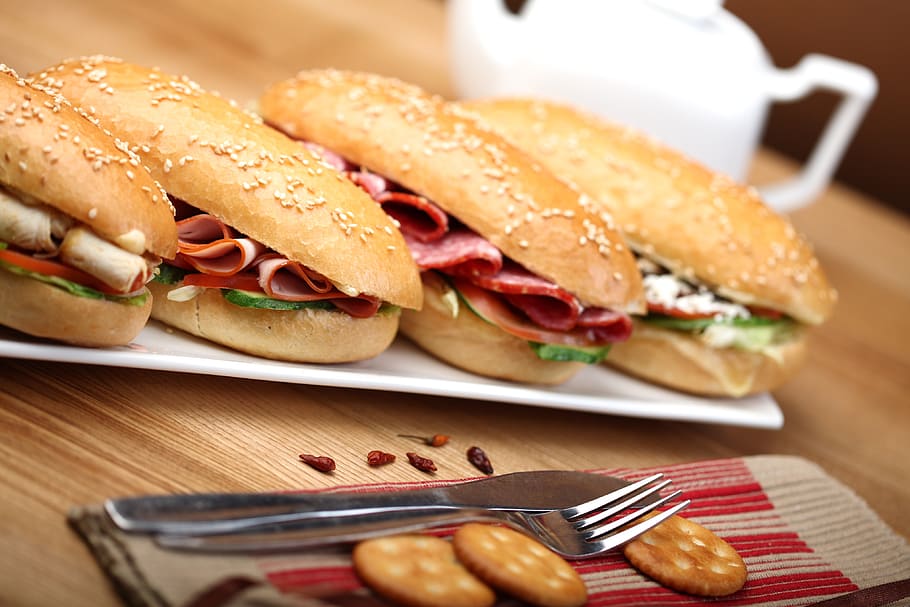 quatre, placa, galetes, pa, bun, coberts, deliciós, sopar, menjar, forquilla, pernil, dinar, carn, entrepà, entrepans, berenar, menjar i beguda, menjar ràpid, frescor, llest per menjar, carn processada, menjar poc saludable, vegetals, taula, carn de porc, a l'interior, cap gent, mida de la porció, hamburguesa, beure, treureu menjar, esmorzar, safata, 4K