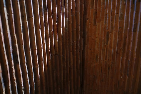 llum, temps, arquitectura, simple, Angkor, maó, vermell, marc complet, marró, patró, fons, material de fusta, cap gent, textura, a l'interior, fusta, primer pla, metall, funció de construcció de parets, barrera, límit, rovellat, ferro, repetició, tanca, gran grup d'objectes, dia, corrugat, gra de fusta, 5K, CC0, domini públic, lliure de regalies