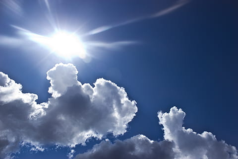 hvide cumulus skyer, blå, skyer, dag, høj, himmel, sol, solrig, vejr, sky - himmel, cloudscape, baggrunde, skønhed i naturen, sollys, atmosfære, idyllisk, natur, vind, solstråle, fluffy, dramatisk himmel, scenics - natur, miljø, lyse, levende farve, ingen mennesker, frihed, ren, udendørs, meteorologi, abstrakt, klima, Stærkt oplyst, 5K, CC0, offentligt domæne, royaltyfrie