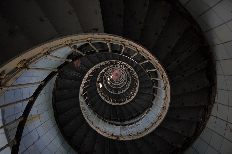 alt, foto d'angle, escales de cargol, diseny arquitectònic, arquitectura, edifici, circular, contemporani, disseny, barana, a l'interior, endins, modern, patró, espiral, escala de cargol, escala, escales, acer, passos, estructura, urbà, paret, passos i escales, estructura construïda, cap gent, directament a sobre, forma, dia, forma geomètrica, vista d’angle alt, cercle, metall, perspectiva decreixent, directament a sota, ornamentat, 5K