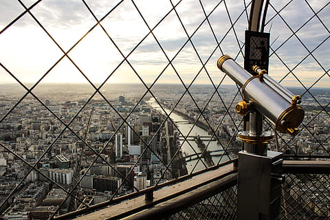telescopi gris de la torre, edifici, arquitectura, paris, França, barana, finestra, ciutat, telescopi, pal d’utilitat, planetari, edifici d'oficines, observatori, binoculars, vista, punt de vista, paisatge urbà, urbà, claraboia, cel, seguretat, estructura construïda, operat amb monedes, exterior de l'edifici, metall, cap gent, binoculars de monedes, naturalesa, dia, vigilància, tanca, núvol - cel, límit, a l'aire lliure, telescopi de mà, gratacels, 5K, CC0, domini públic, lliure de regalies