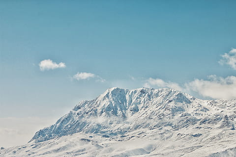 muntanya, muntanya alta, núvol, cel, cim, cresta, paisatge, naturalesa, vall, turó, neu, hivern, vista, viatjar, escenics - natura, núvol - cel, bellesa a la natura, temperatura de fred, muntanya nevada, Serra, escena tranquil·la, tranquil·litat, dia, blau, Color blanc, medi ambient, idíl·lic, cap gent, cim de muntanya, 5K, CC0, domini públic, lliure de regalies