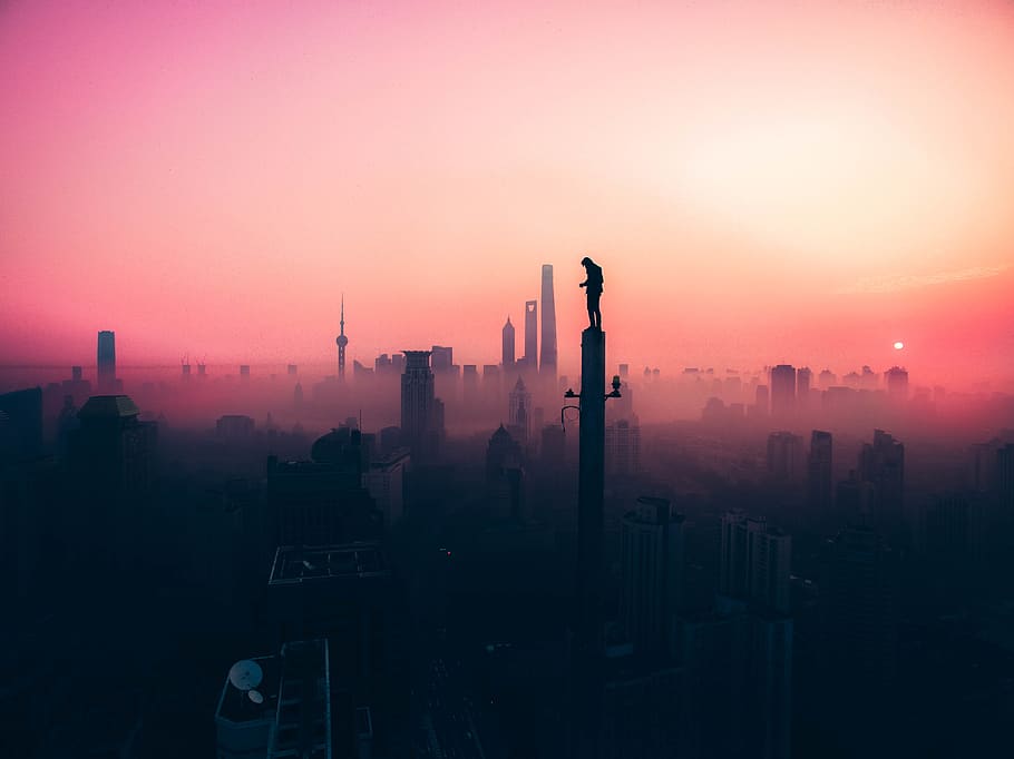 Stadt, Gebäudehülle, die Architektur, gebaute Struktur, Himmel, Sonnenuntergang, Landschaft, Gebäude, Stadtbild, Wolkenkratzer, Bürogebäude außen, Silhouette, Nebel, städtische Skyline, keine Leute, Natur, Turm, große Höhe, Sonne, Smog, draußen, modern, Verschmutzung, Luftverschmutzung, Finanzviertel, 4K