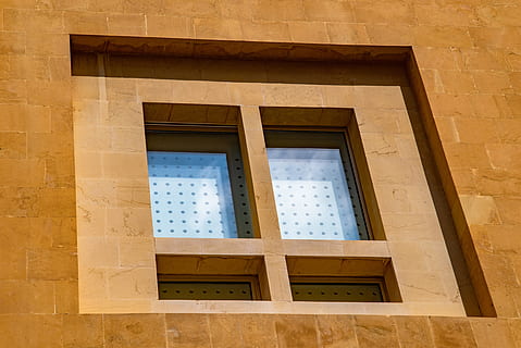 ventana, ventanas, pared, piedra, moderno, contemporáneo, arquitectura, Beirut, Líbano, estructura construida, exterior del edificio, edificio, vista de ángulo bajo, nadie, día, pared - característica de la construcción, Entrada, cerrado, al aire libre, puerta, Distrito residencial, seguridad, historia, el pasado, proteccion, de cerca, naturaleza, 5K, CC0, dominio público, libre de derechos