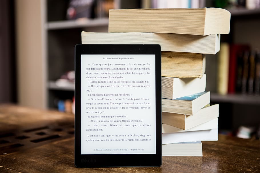 libro, ritorno, leggere, libri, carta, digitale, luce per la lettura, kobo, pila, ebook, biblioteca, libreria, in casa, concentrarsi sulle conoscenze acquisite, legno - materiale, pubblicazione, comunicazione, nessuno, formazione scolastica, tavolo, competenza, scaffale, saggezza, natura morta, avvicinamento, testo, tecnologia, tecnologia wireless, grande gruppo di oggetti, libro con copertina rigida, studiando, 2K