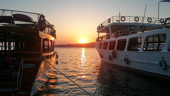 spiaggia, solare, tramonto, barca, yacht, costiero, paesaggio, orizzonte, pastorale, marino, ayvalýk, modo di trasporto, mezzi di trasporto, acqua, cielo, nave nautica, mare, natura, viaggio, bellezza nella natura, nessuno, sole, luce del sole, traghetto, aereo passeggeri, riflessione, all'aperto, colore arancione, 2K, CC0, dominio pubblico, privo di copyright